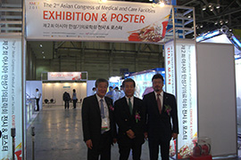 포스터 회장입구(왼쪽에서　김회장、다케히사회장、나카무라이사장)