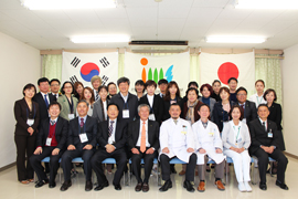 The entrance to the poster site (from left: Chairperson Kim, Chairperson Takehisa, Chairperson Nakamura)