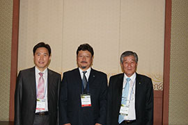 閉会式後、左よりソン大会長、中村理事長、キム会長長の３人で